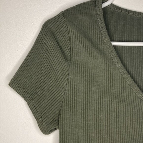 Ribbed V-Neck Olive Green Wild Fable Crop Top Size Medium - Picture 3 of 3